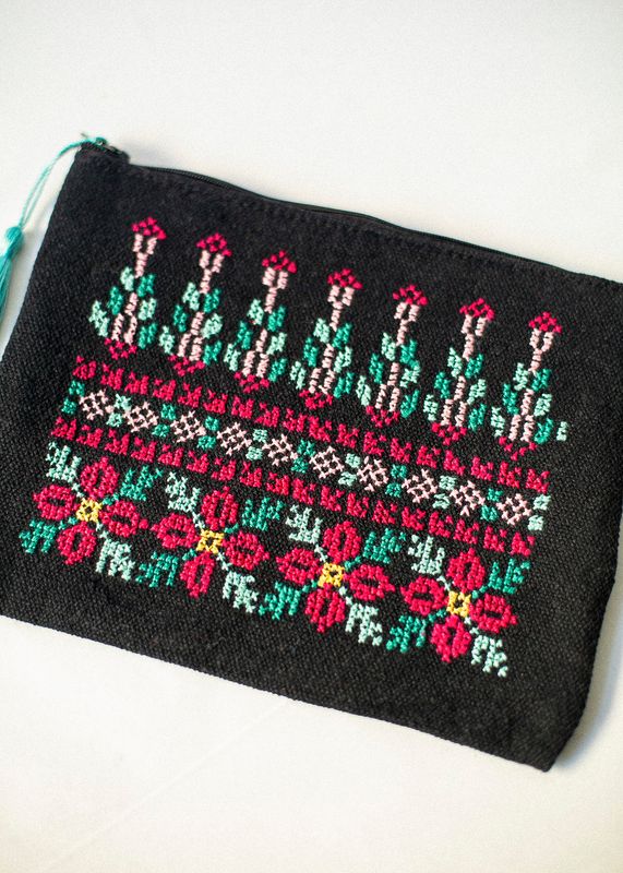 Stor brodert pung, svart, blå og rosa