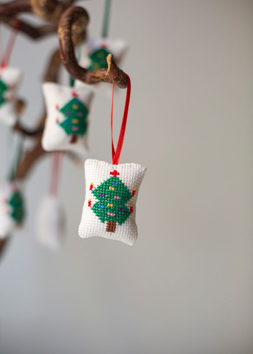 Håndbrodert pynt, Threads of Hope