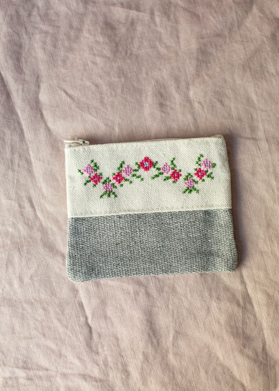 Liten brodert pung, hvit og grå