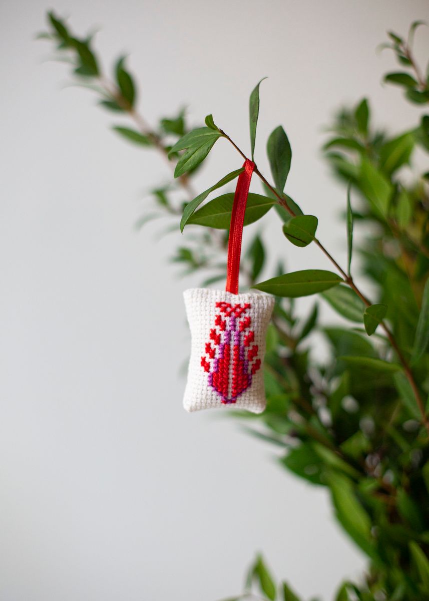 Håndbrodert pynt, Threads of Hope