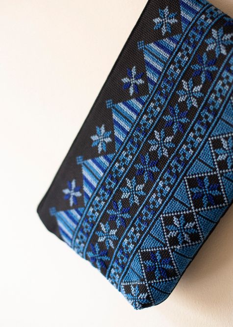 Hovedbilde Brodert selskapsveske, sort og blå