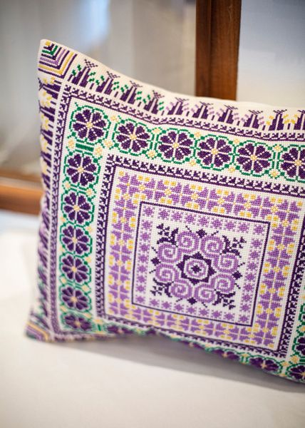 Hovedbilde Brodert putetrekk, lilla og flerfarget