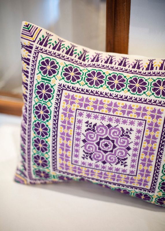 Brodert putetrekk, lilla og flerfarget