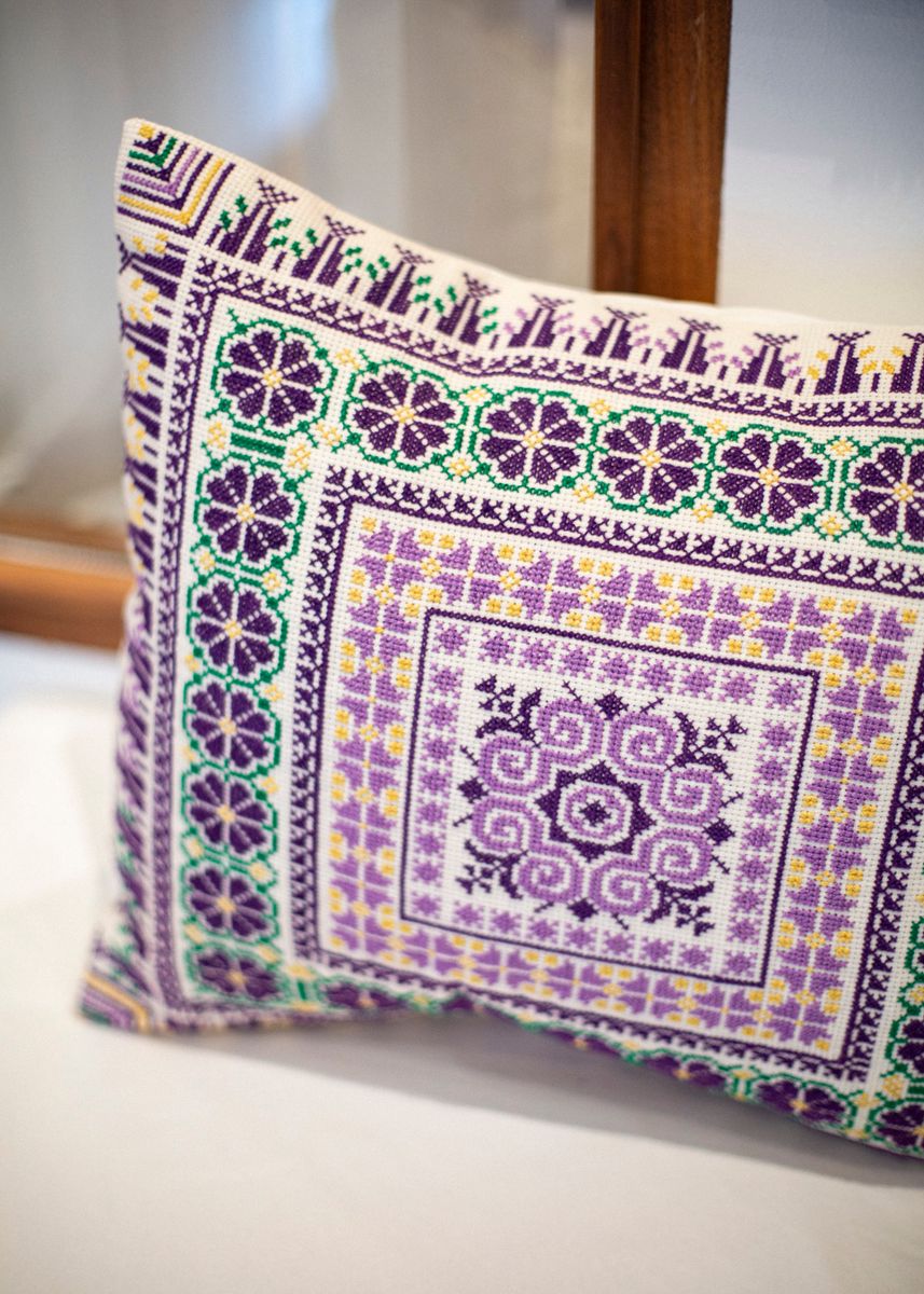 Brodert putetrekk, lilla og flerfarget