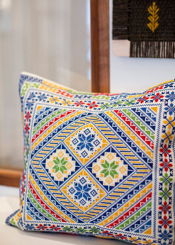 Brodert putetrekk, flerfarget