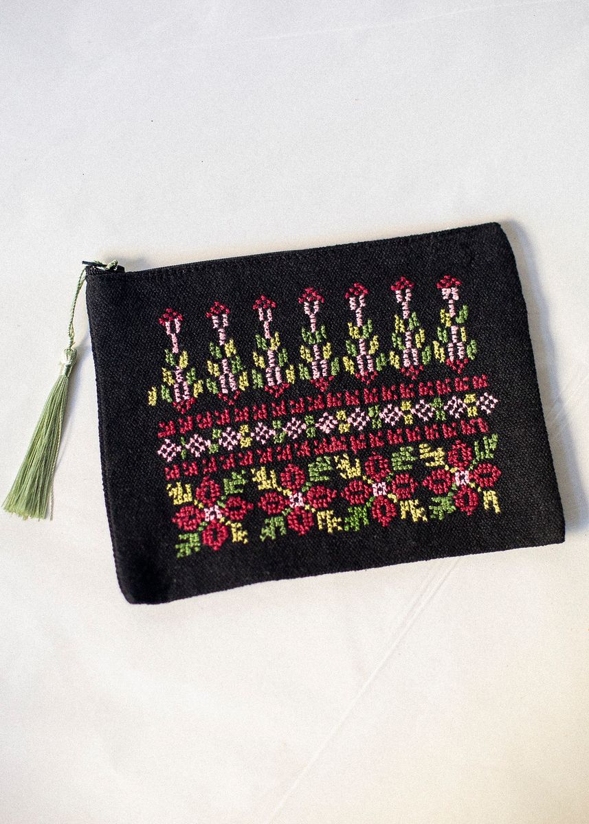 Stor brodert pung, svart, grønn og rosa