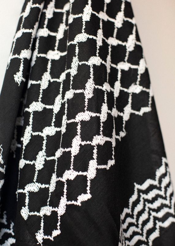 Stor keffiyeh, svart bakgrunn og hvit