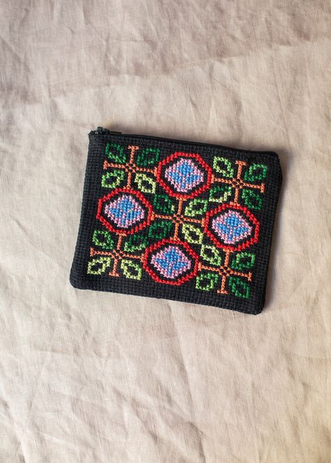 Hovedbilde Liten brodert pung, svart og flerfarget