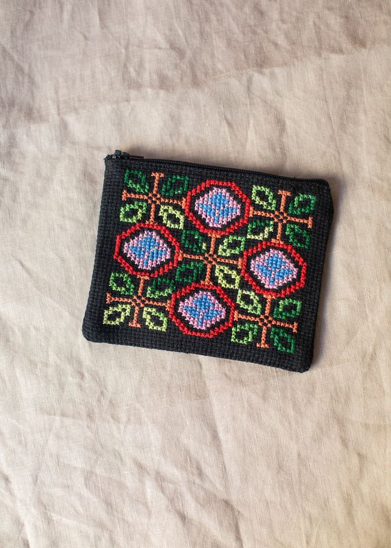Liten brodert pung, svart og flerfarget