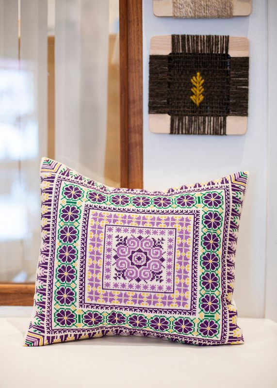 Brodert putetrekk, lilla og flerfarget