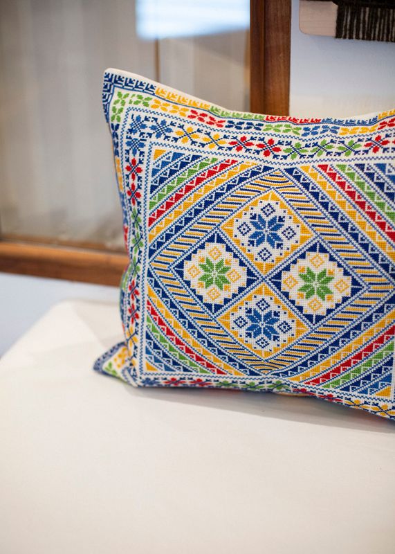 Brodert putetrekk, flerfarget