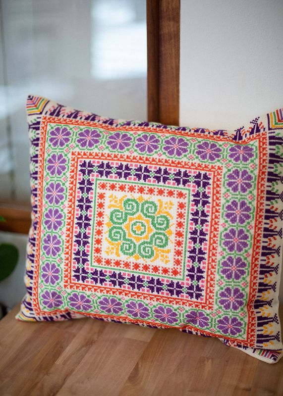 Brodert putetrekk, flerfarget