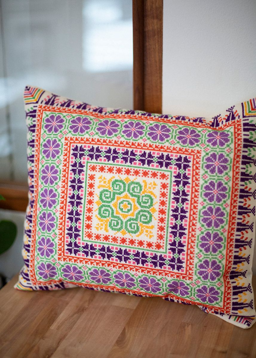 Brodert putetrekk, flerfarget