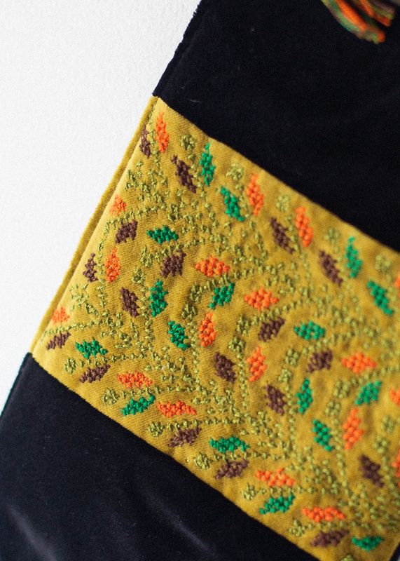 Brodert veske / mappe, sort og sennepsgul