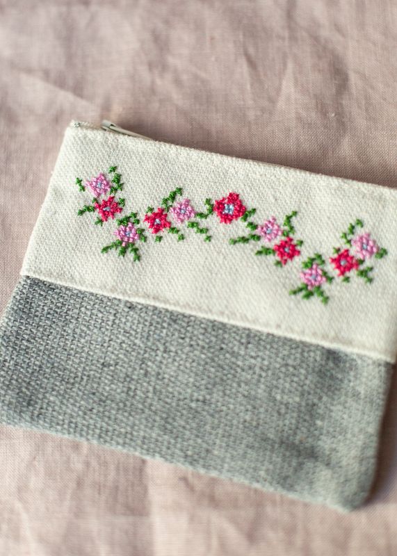 Liten brodert pung, hvit og grå