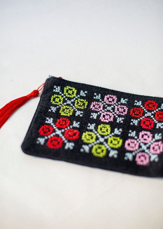 Liten brodert pung, svart og flerfarget